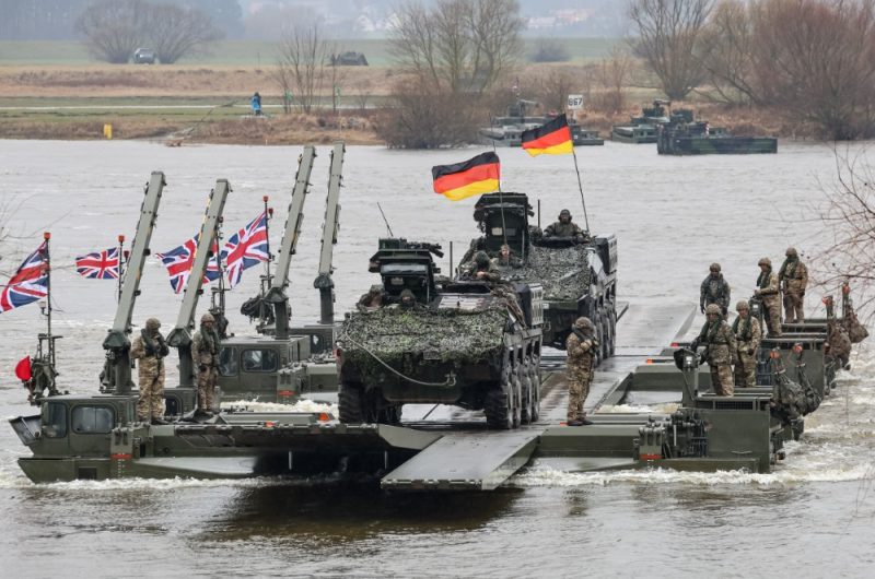 
Vācijas armijas karavīri un tanki NATO militāro mācību laikā Polijā.
