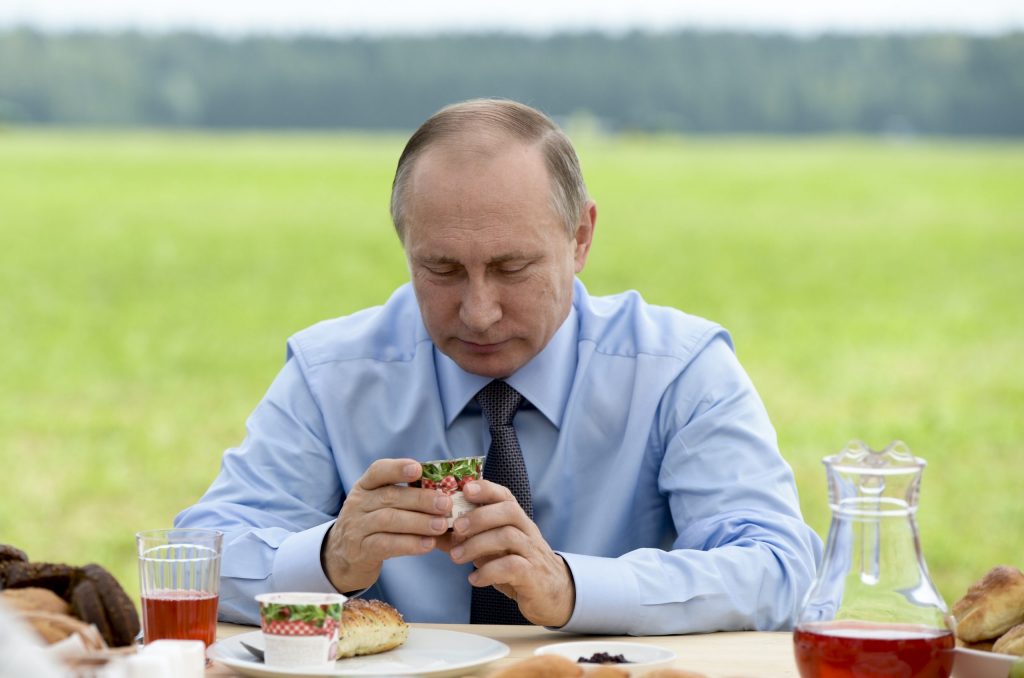 
Putins ietur maltīti ar zemniekiem, Tveras apgabals, 2016.gads
