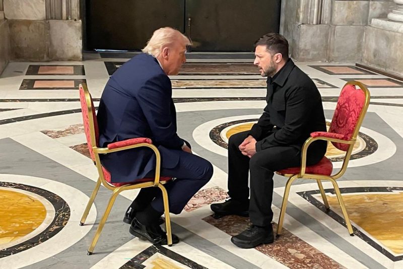 
Vatikānā uz īsu brīdi pirms Pāvesta Franciska bēru ceremonijas tikās ASV prezidents Donalds Tramps un Ukrainas prezidents Vlodimirs Zelenskis, 26.04.2025.
