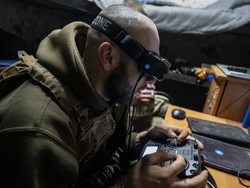 
Ukrainas karvīrs pilotē bezpilota dronu FPV. 

