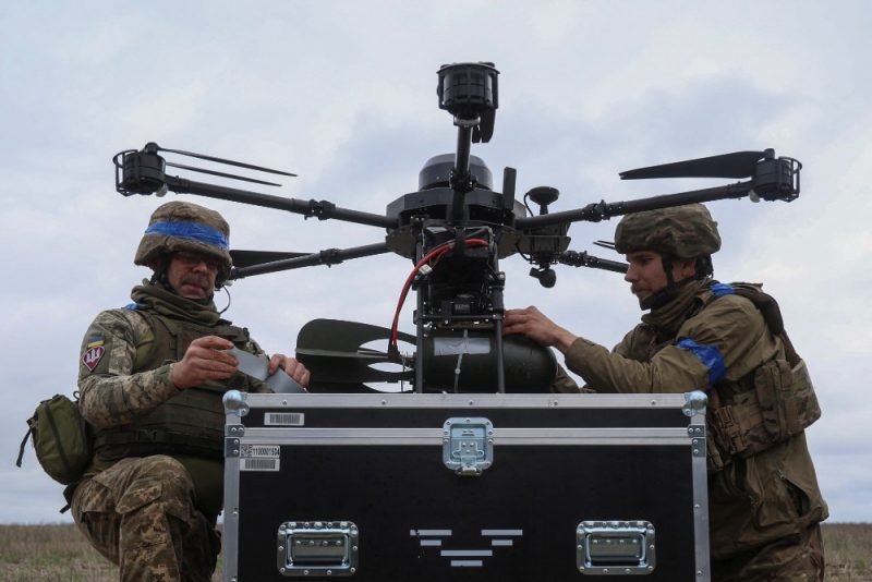 
Ukrainas karavīri  bezpilota lidaparātam pievieno nelielas aviācijas bumbas, 2025.gads.
