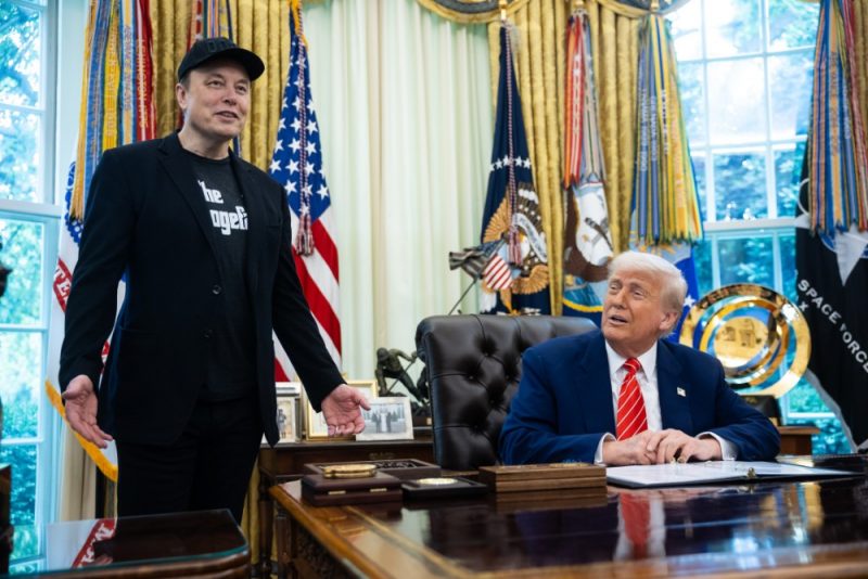 
Miljardieris Īlons Masks (foto – no kreisās) un ASV prezidents Donalds Tramps.
