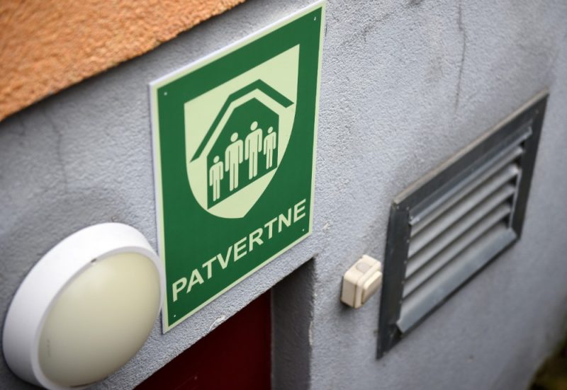 
Rīgas domes marķētā patvertne – patvēruma vieta X stundā.
