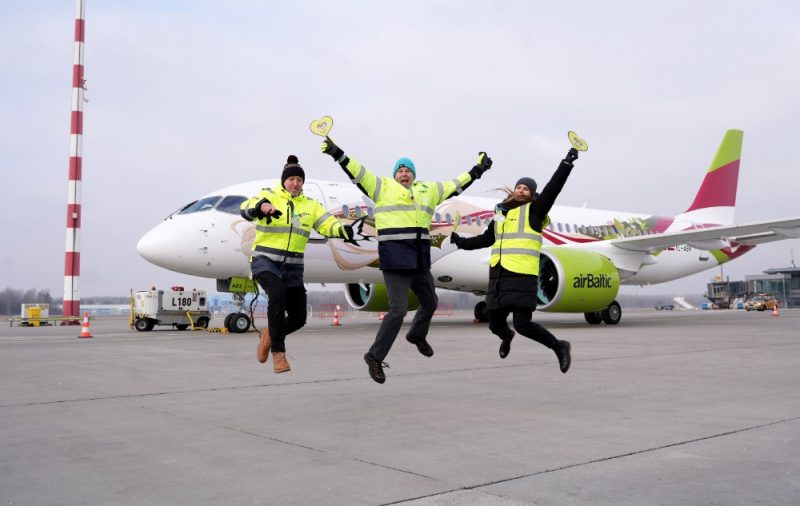 
Rīgas lidostā notiek pasākums, kurā Latvijas nacionālā aviokompānija “airBaltic” saņem 50. “Airbus A220-300” lidmašīnu ar īpašo krāsojumu, 2025.gads. Ilustratīvs attēls.
