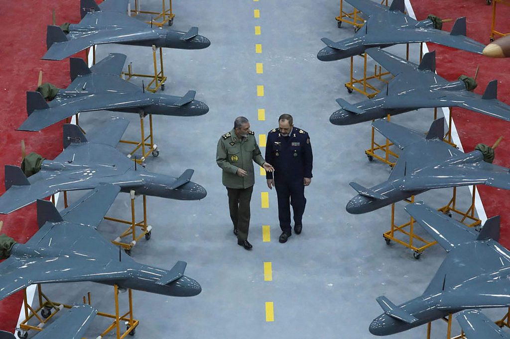 
Irānas aizsardzības ministrs brigādes ģenerālis Azīzs Nasirzadehs (pa kreisi), sarunājoties ar Irānas armijas virspavēlnieku ģenerāli Abdolrahimu Musavi bezpilota lidaparātu sistēmas (UAS), plašāk pazīstamas kā droni, nodošanas ceremonijas laikā Irānas armijai
