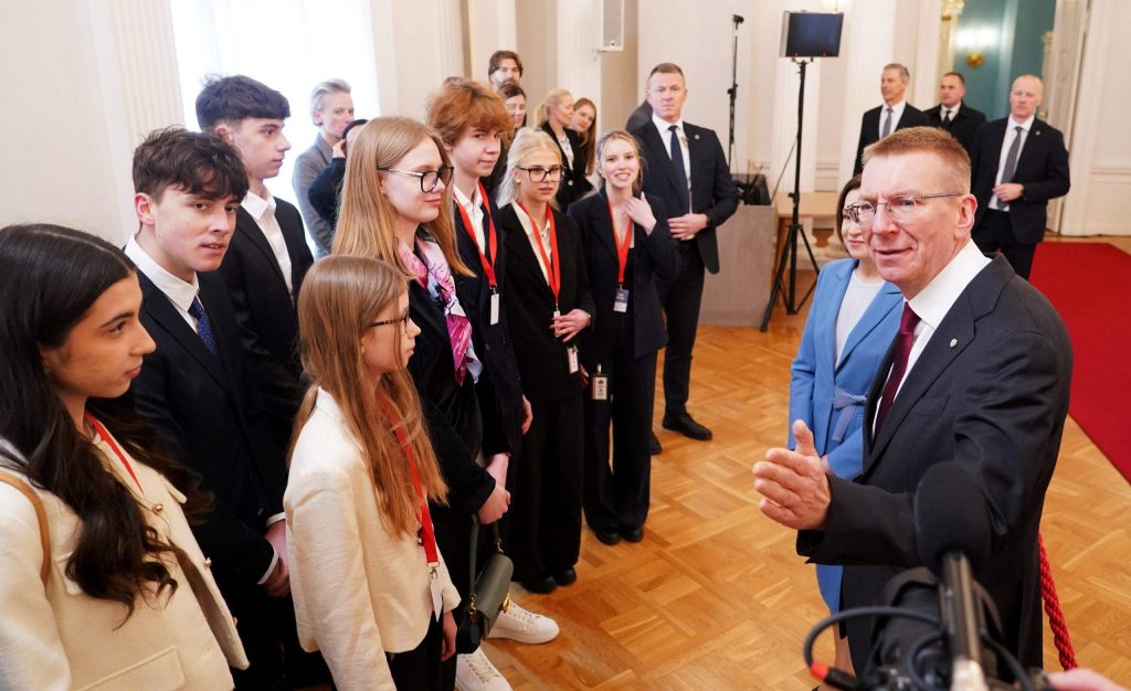 
Valsts prezidents Edgars Rinkēvičs un ikgadējās karjeras izglītības akcijas “Ēnu diena” dalībnieki Moldovas prezidentes vizītes laikā laikā Rīgas pilī.
