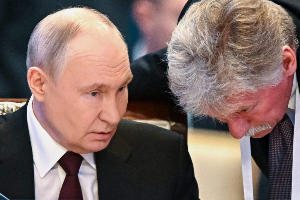 
Vladimirs Putins un Dmitrijs Peskovs
