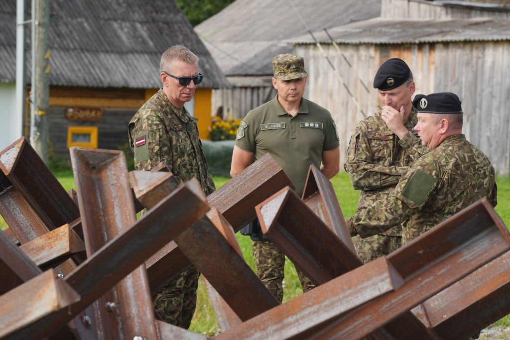 
17. augustā Valsts prezidents Edgars Rinkēvičs, Valsts robežsardzes priekšnieks Guntis Pujāts un NBS komandieris Kaspars Pudāns apmeklēja Latvijas–Baltkrievijas robežu, lai iepazītos ar situāciju, nelegālās migrācijas novēršanas pasākumiem, robežsargu aprīkojumu un pretmobilitātes risinājumiem.
