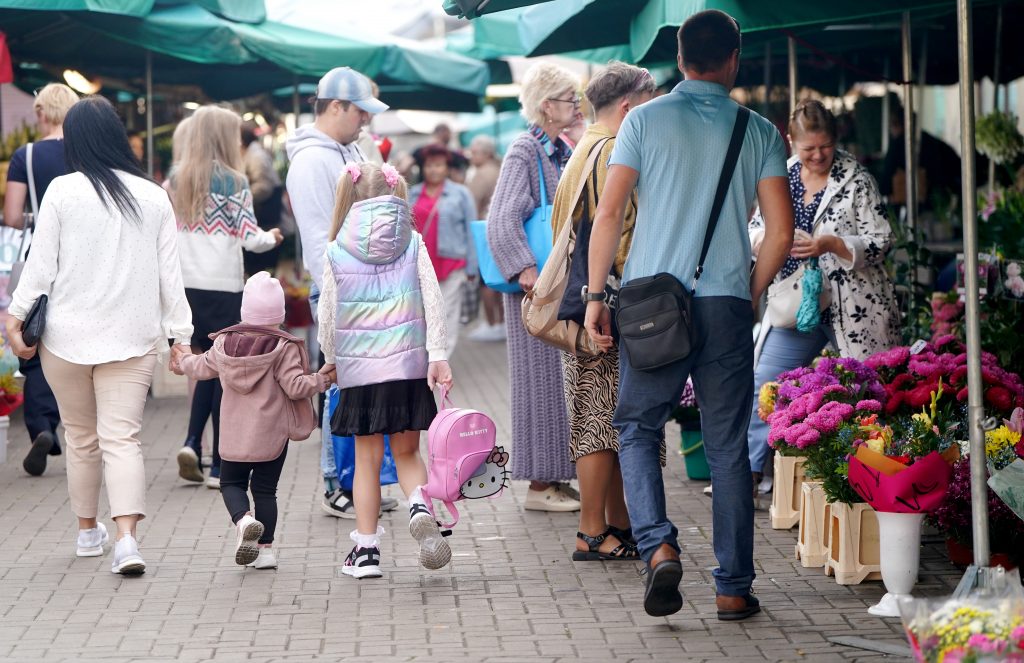 
Продажа цветов на Рижском Центральном рынке утром в День знаний.
