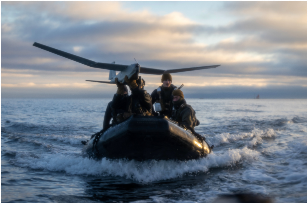 
Морские пехотинцы и моряки 2-го разведывательного батальона 2-й дивизии морской пехоты готовятся к запуску беспилотного летательного аппарата RQ-20 Puma с боевого резинового разведывательного катера во время операции «Балтийский страж» на юге Финляндии, 28 февраля 2025 года.
